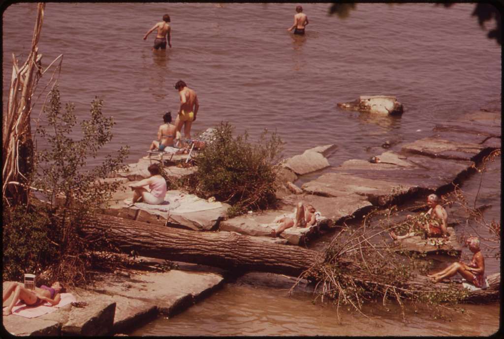 Huntington Beach Am Lake Erie High Wasser Von See Und Unkontrollter