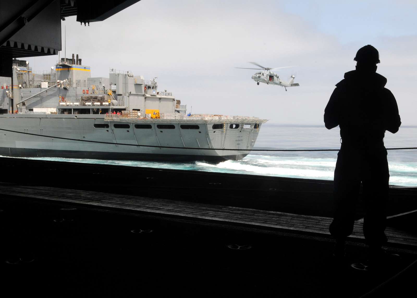 Ein Matrose an Bord des Flugzeugträgers USS Nimitz CVN U S