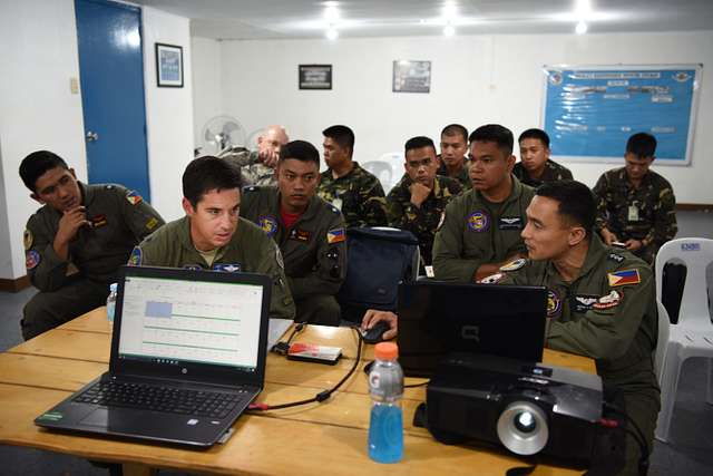 Members Of The U S And Philippine Air Forces Discuss NARA DVIDS