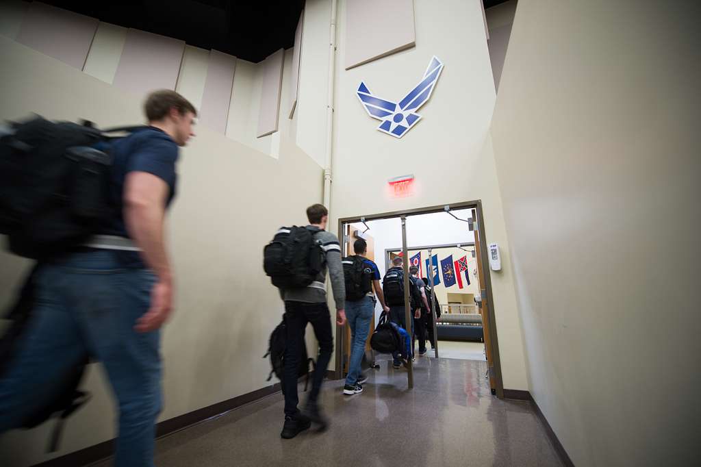 U S Air Force Basic Training Trainees Line Up To Board Picryl Public