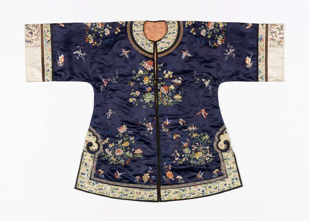 4 Dresses With Pagoda Sleeves Image: PICRYL - Public Domain Media