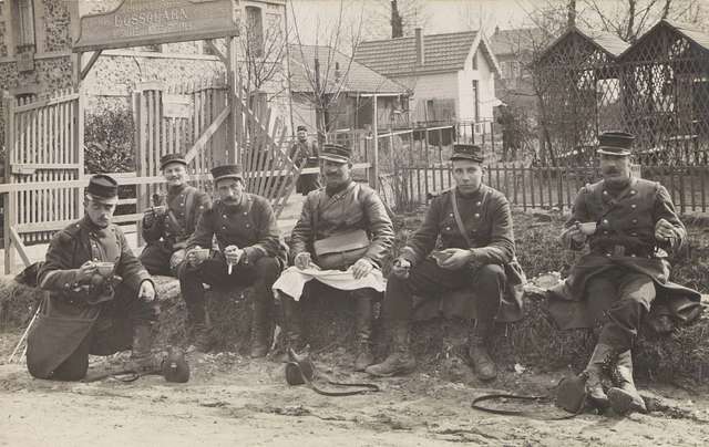 Six soldats du 129e régiment d'infanterie faisant une pause pour ...