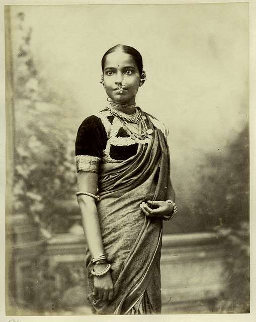 File:Woman wearing sari (39788385540).jpg - Wikimedia Commons