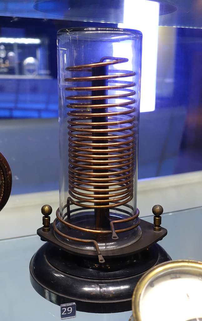 Tesla coil for teaching, c. 1890-1900 - Museum of Science and Industry  (Chicago) - DSC06565 - PICRYL - Public Domain Media Search Engine Public  Domain Search