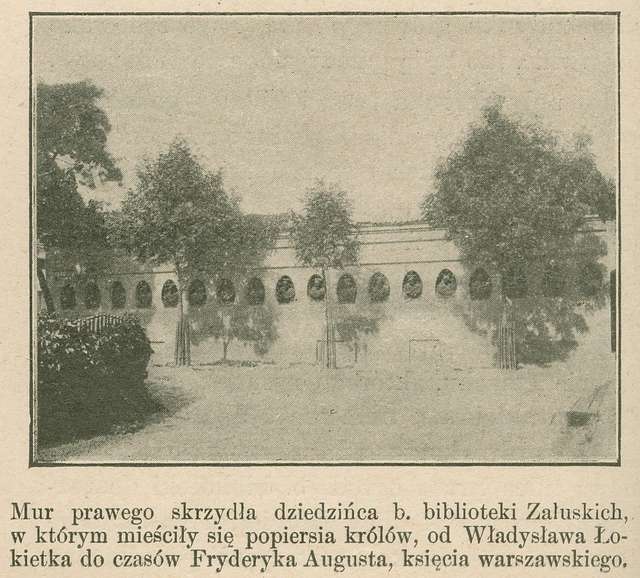 Gmach Byłej Biblioteki Załuskich Mur Prawego Skrzydła Dziedzińca B ...