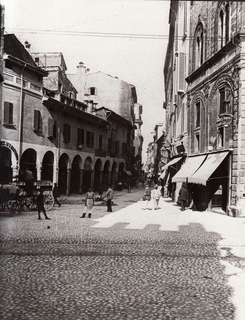 Piazza di Porta Ravegnana e via Rizzoli, Bologna, inizio 1900 - PICRYL -  Public Domain Media Search Engine Public Domain Search