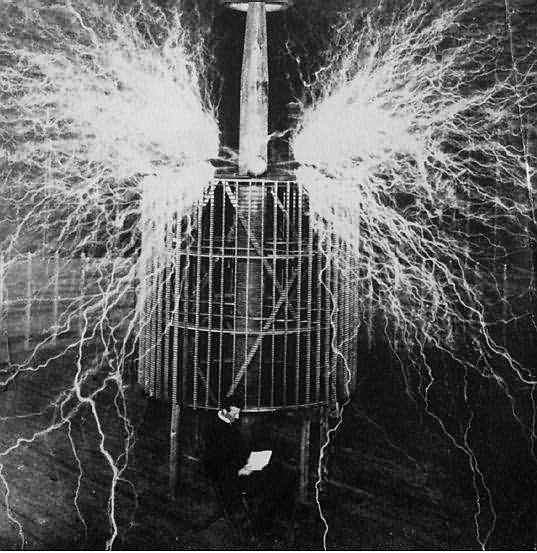 Tesla Coil Experiment. Elektrische Streamer nach außen Funken aus einer  großen Tesla Spule an einem anderen eins auf der rechten Seite linken, im  Labor durch S betrieben Stockfotografie - Alamy
