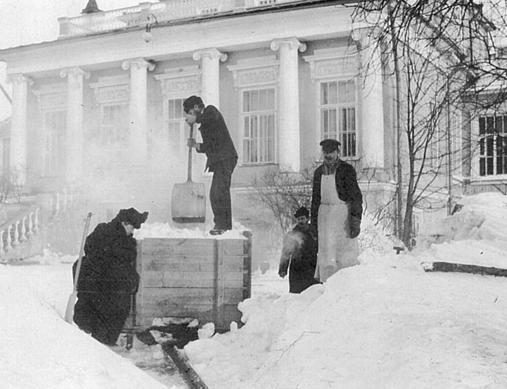 Уборка снега перед главным фасадом усадебного дома в Рябово, нач. XX века  (70) - PICRYL - Public Domain Media Search Engine Public Domain Search