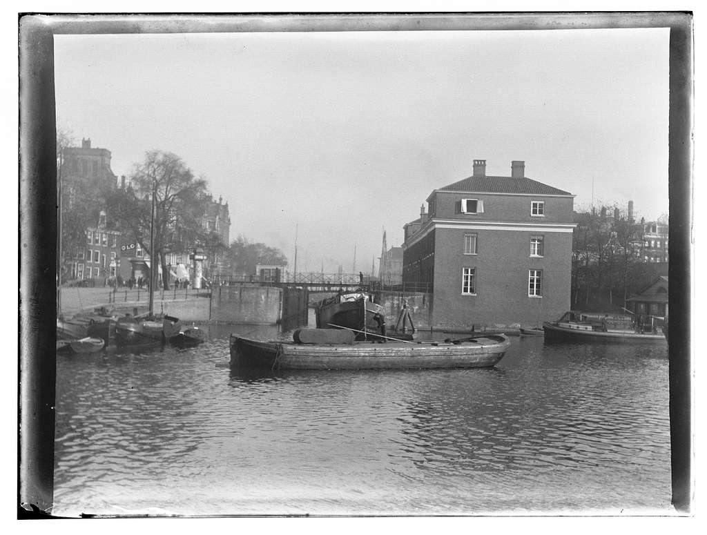 Ansichtkaart vrachtauto Goed Nieuwe Herengracht 217 (links) Jacob Olie (max res) - PICRYL Public Domain  Image