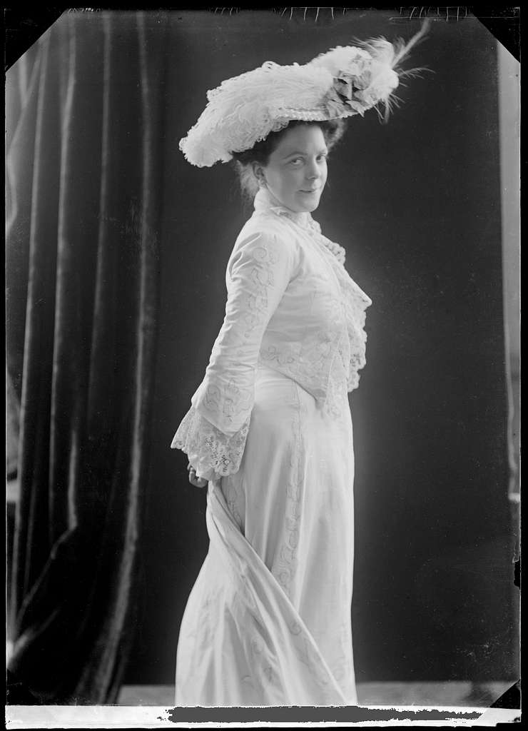 gå tildeling bryst 251 1900 s portrait photographs of women Images: PICRYL - Public Domain  Media Search Engine Public Domain Search