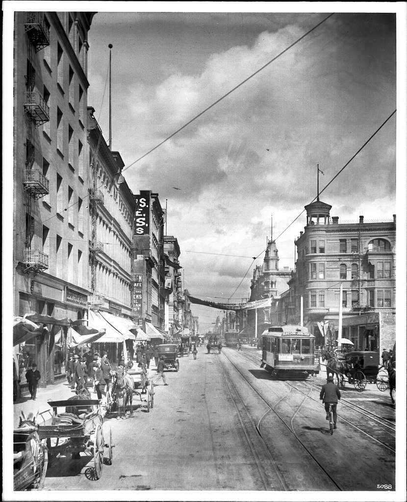 Вид на центр Лос-Анджелеса, вид на север на Мэйн-стрит, около 1906 года  Фотография вида на центр Лос-Анджелеса, смотрящего на север на Мэйн-стрит,  около 190г. - PICRYL Поиск в мировом общественном достоянии