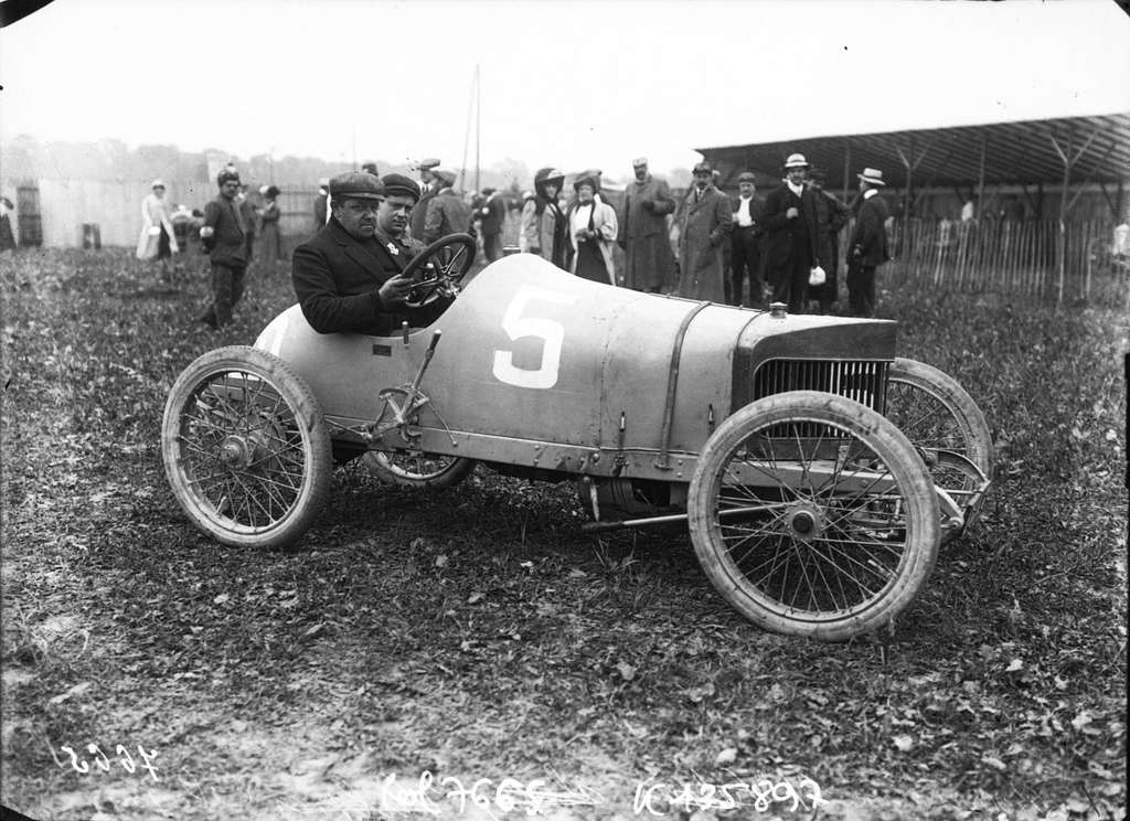 Philippe Barriaux in his Alcyon at the 1908 Grand Prix des Voiturettes ...