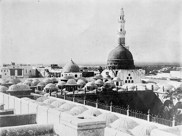 masjid al nabawi black and white