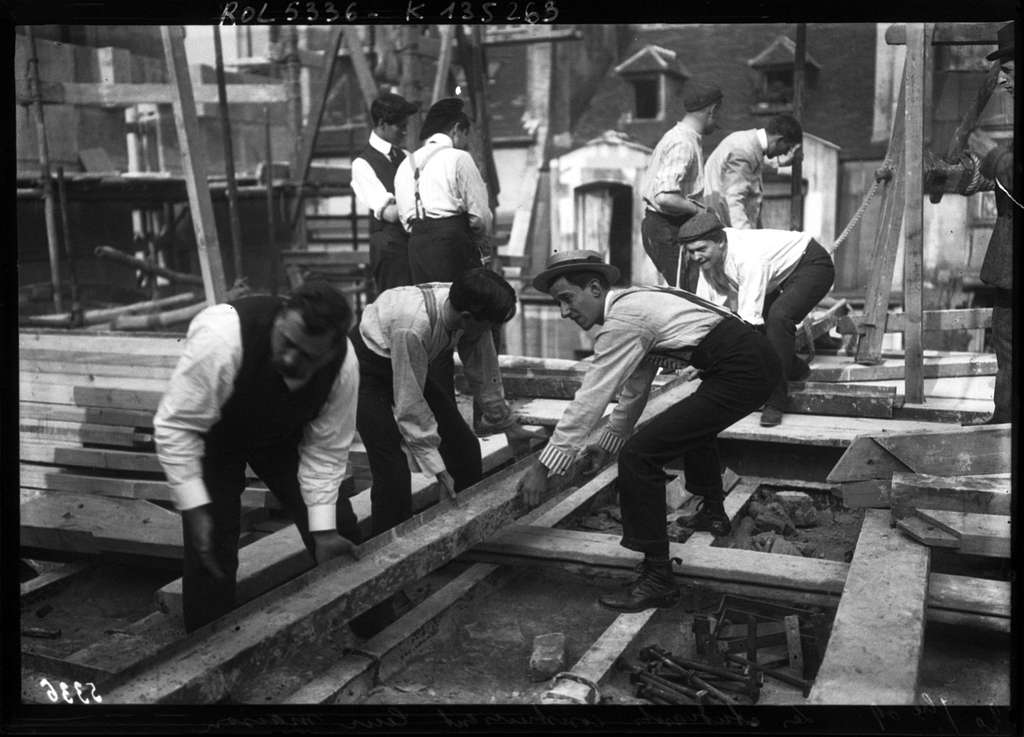 Agence Rol, Étudiants construisent leur maison construire la Maison des ...