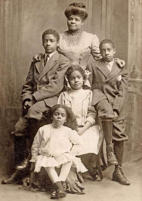 Ida B Wells with her children, 1909 (cropped) - PICRYL - Public Domain ...