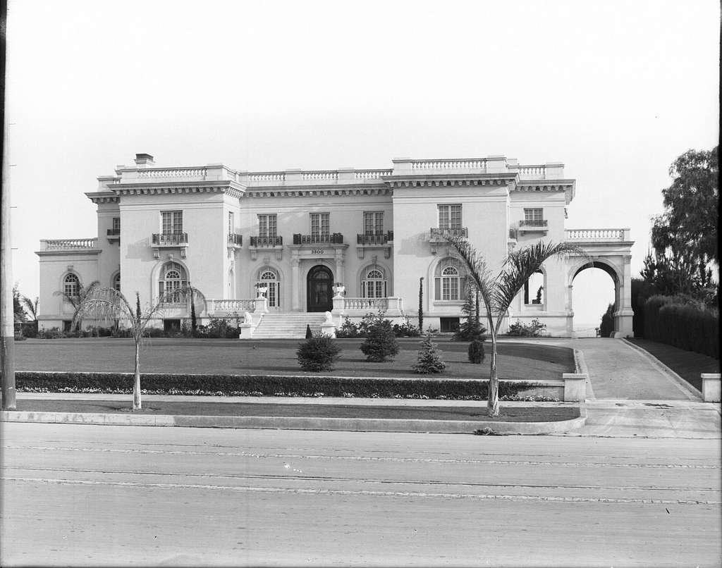 Мбаппе до Гуасти, 3500 West Adams Street, Лос-Анджелес, около 1910 года  Фотография (streetball; hontal photography) полного вида на улицу особняка  Секундо Гуасти, 3500 West Adams, Лос-Анджелес, сделанная после того, как он  был