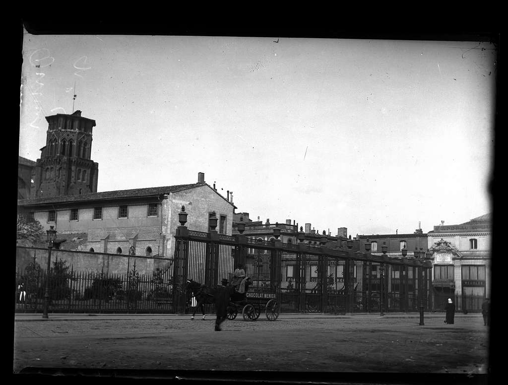 Toulouse , grille du cours Dillon transportée au square du musée ...