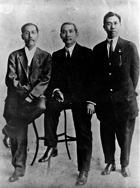1911年7月孙中山和黄芸苏（右）在美国委林陌埠筹款时与廖莆田（左 