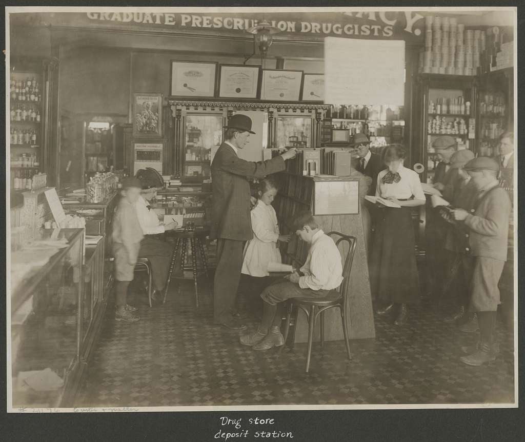 File:Rhodes Department Store interior showing jewelry and accessory  departments, Seattle, ca 1925 (SEATTLE 2884).jpg - Wikimedia Commons