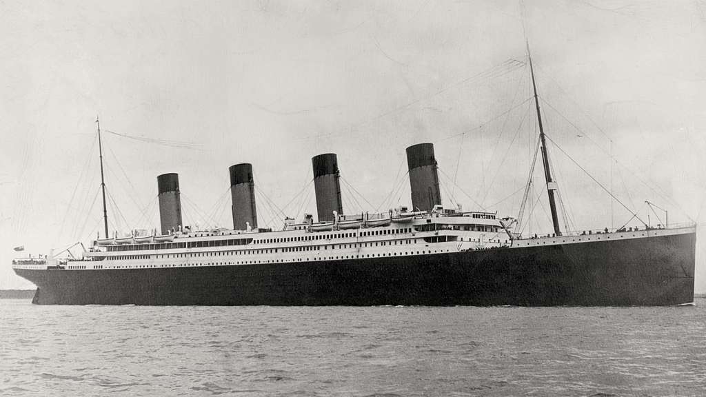 Titanic from the side - Public domain ocean liner image - PICRYL ...