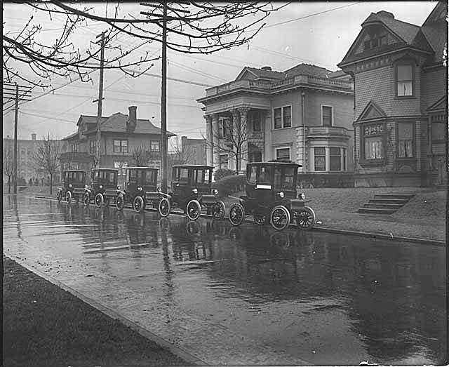 Electric cars on Summit Avenue, Seattle, 1913 (MOHAI 2622) PICRYL