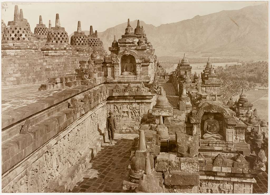 Terrace on the temple of Borobudur 1913 - PICRYL - Public Domain