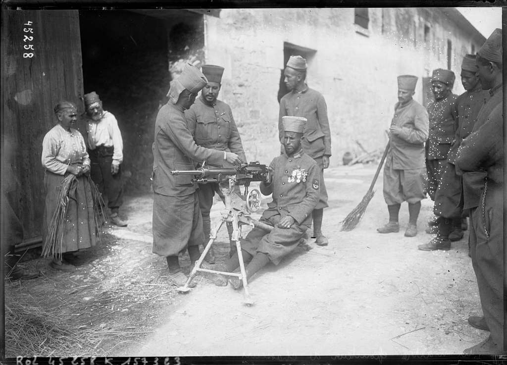 Un maître pointeur de chasseur marocain (soldat assis par terre ...