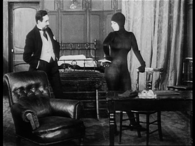 un regard oblique — Musidora dans «Les Vampires», 1916, France.
