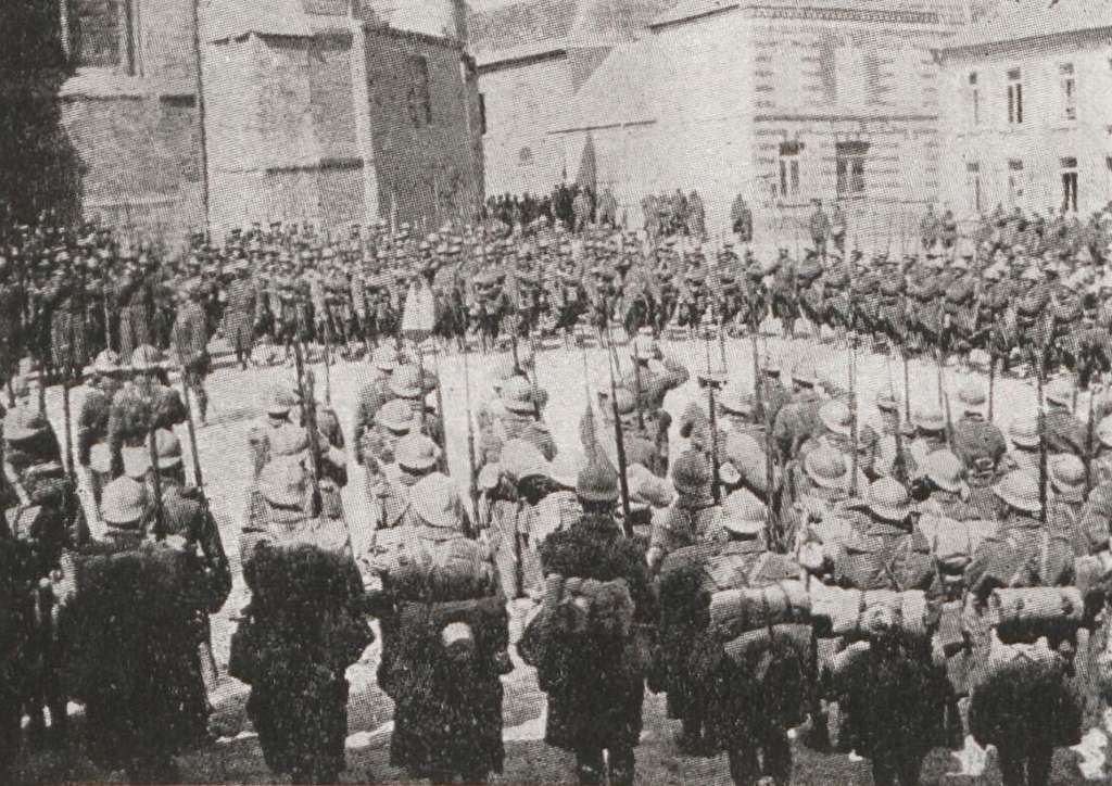 Le Lieutenant-Colonel Fouchard Harangue Le 9e Zouaves à Bray-sur-Somme ...