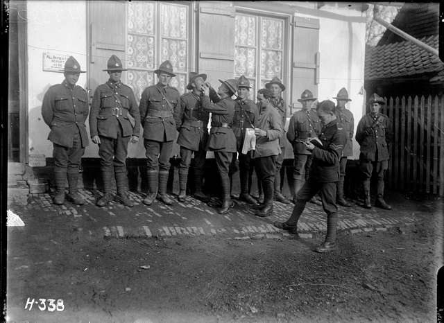 Inspecting soldiers' teeth during World War I (21474632796) - PICRYL ...