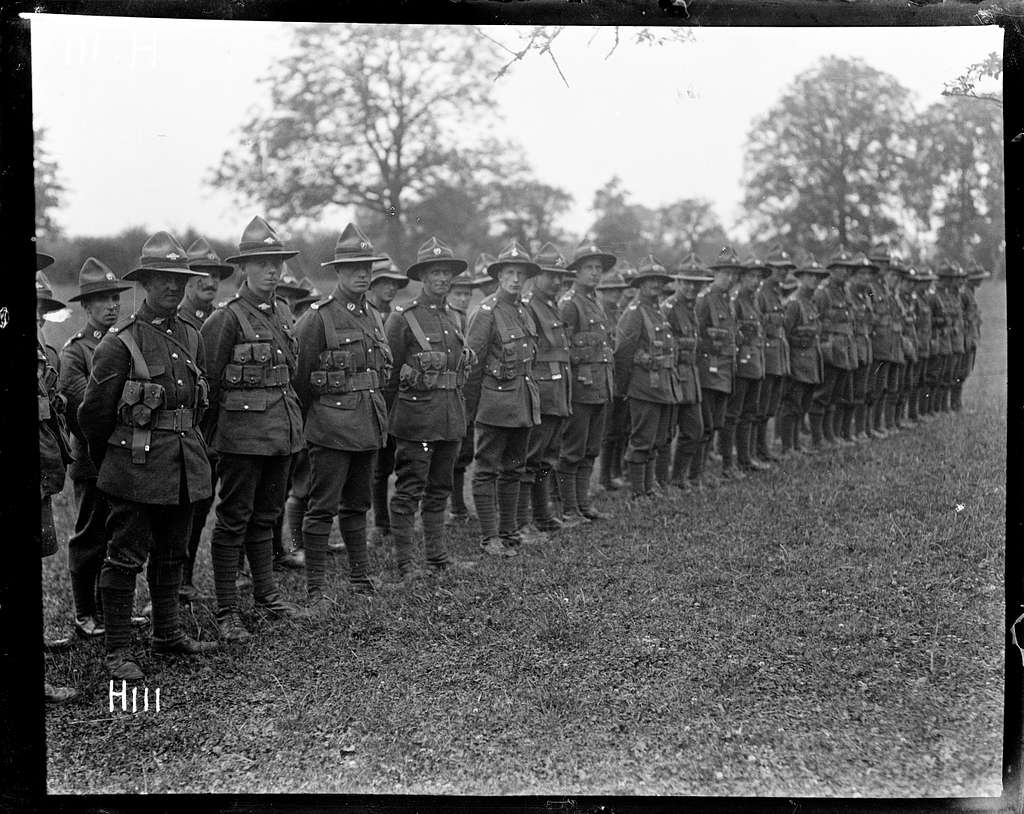 Presentation of medals to soldiers of the New Zealand Division, World ...