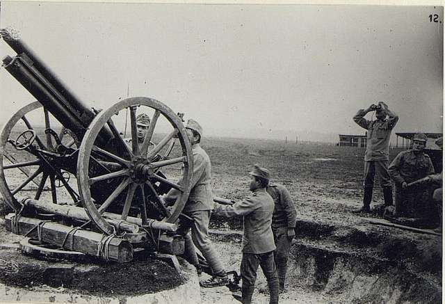 8cm M.05 Feldkanone mit abgenommenen Schild als Flugzeug-Abwehrgeschütz ...