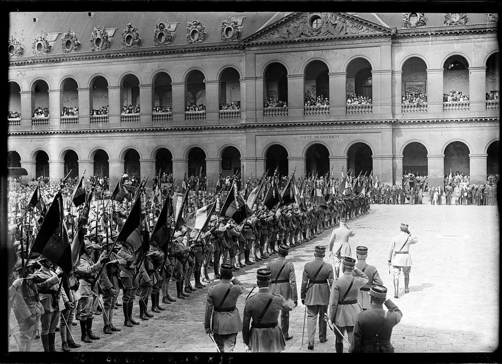 13-7-20, remise de drapeaux des régiments dissous au Musée de l'armée ...