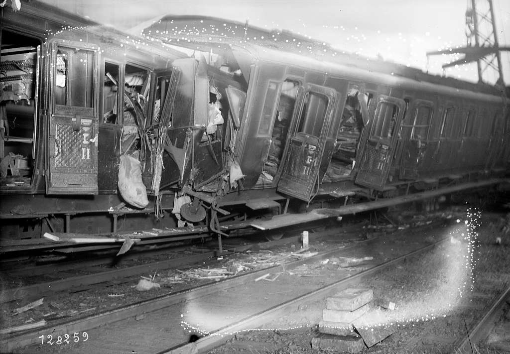 File:Train wreck at Montparnasse 1895 - 2.jpg - Wikimedia Commons