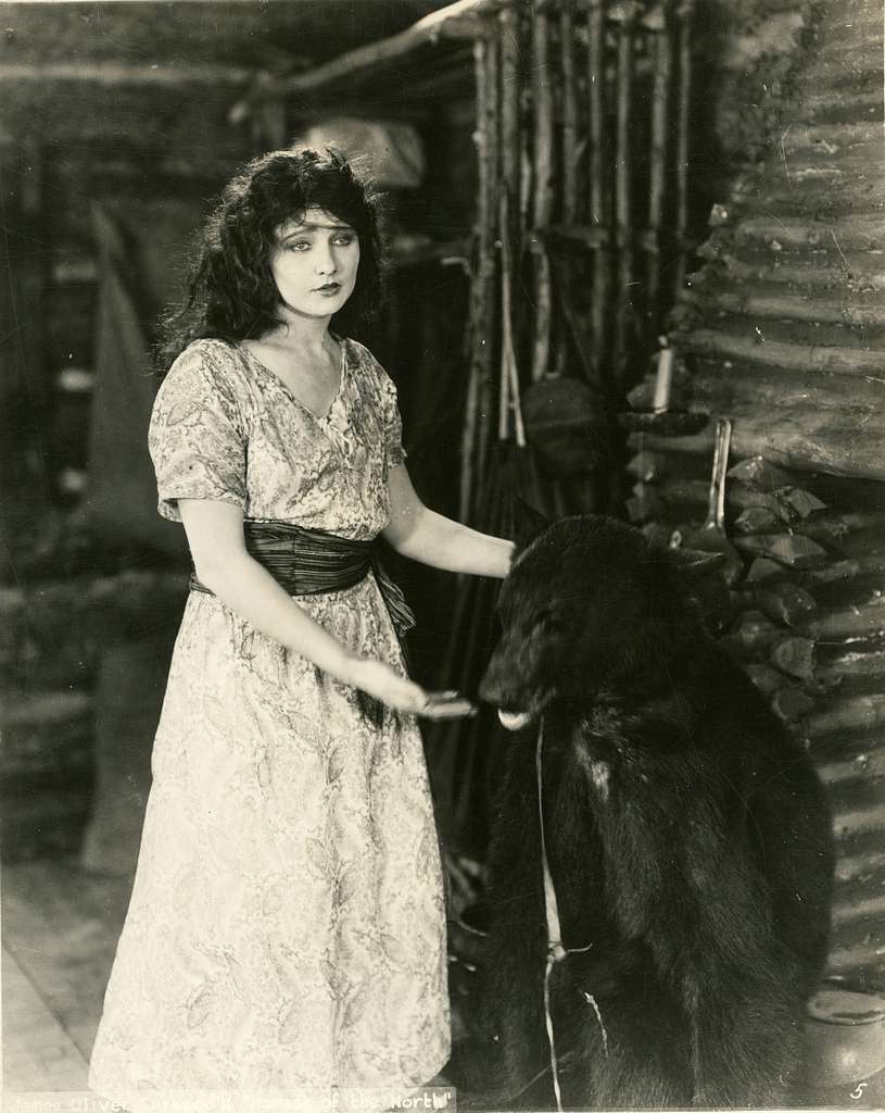 Film actress Betty Blythe SAYRE 8735 PICRYL Public Domain