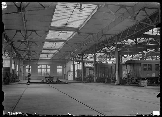 SBB Historic - F 108 01-00083 - Schiebebuehne in Wagenhalle der ...