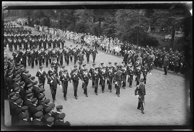 Koninginnedag op 31 augustus eind jaren twintig met parade door troepen ...