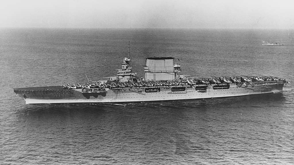 USS Saratoga (CV-3) and USS Tracy (DD-214) at sea, circa 1928 (NH 75885 ...