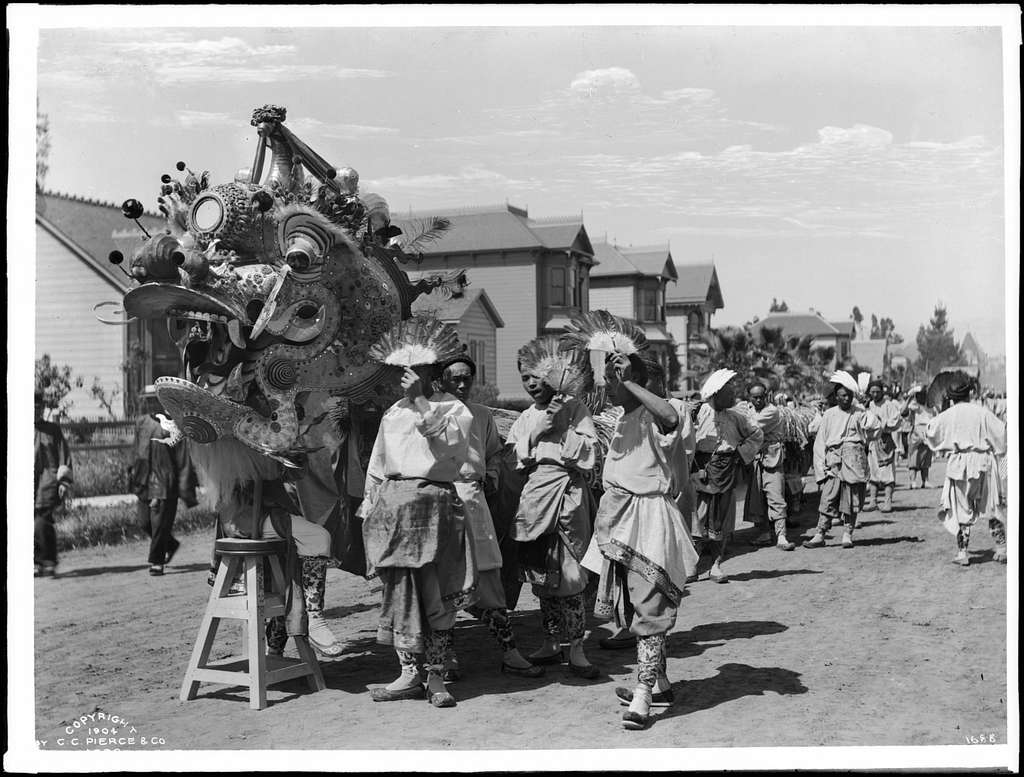 Китайский дракон на параде, около 1900 года Фотография длинного китайского  дракона, готового к параду, около 1900 года. - PICRYL Изображение в  общественном достоянии