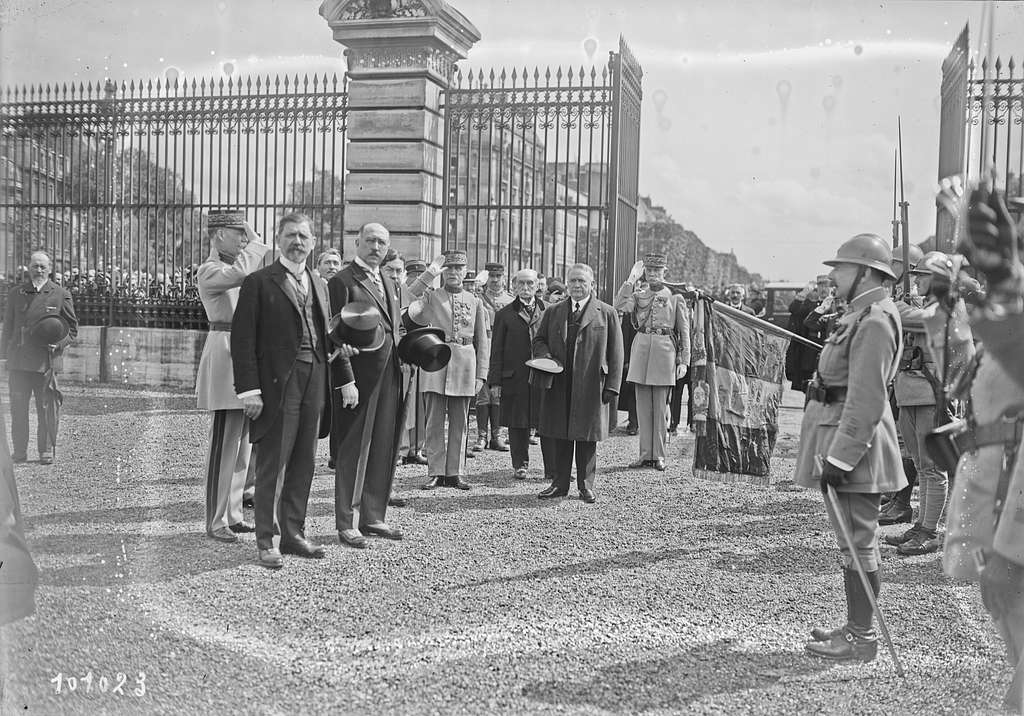 Inauguration du monument aux médaillés militaires avec le maréchal Foch ...