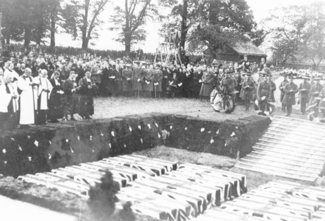 mass burial of 48 victims of r-101 crash cardington - PICRYL - Public ...