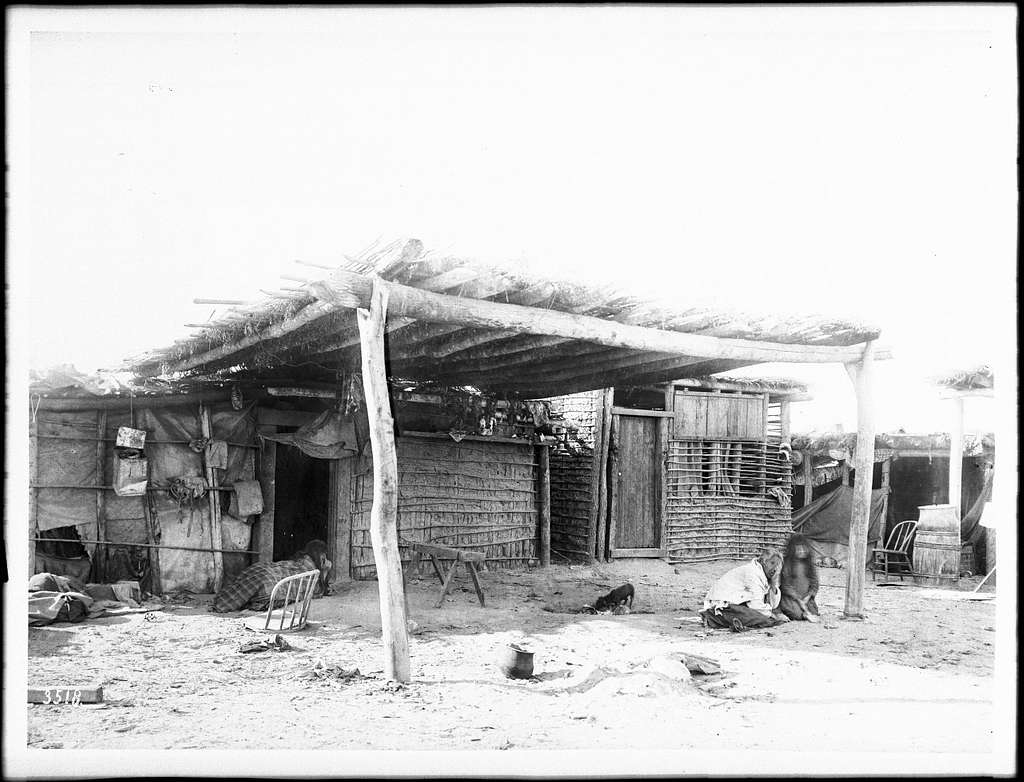 Две женщины и ребенок перед жилищем индейцев юма, около 1900 года  Фотография двух женщин, ребенка и собаки перед жилищем индейцев юма, около  1900 года. - PICRYL Изображение в общественном достоянии