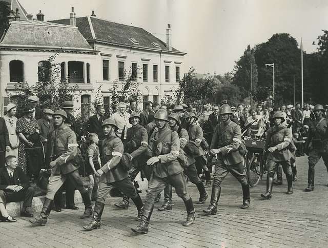 Een detachement Nederlandse militairen na het rondje om Musis Sacrum ...