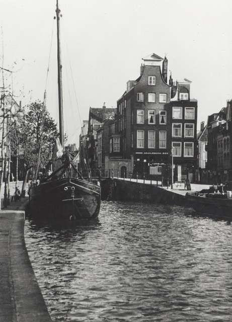 Een schip aan de kade van de Delftsevaart bij de Raambrug met rechts ...