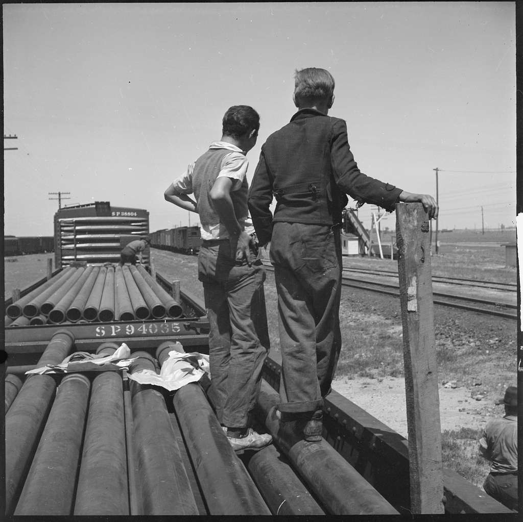 https://cdn2.picryl.com/photo/1940/12/31/san-joaquin-valley-california-on-the-freights-two-youngsters-aged-fifteen-and-b78a24-1024.jpg