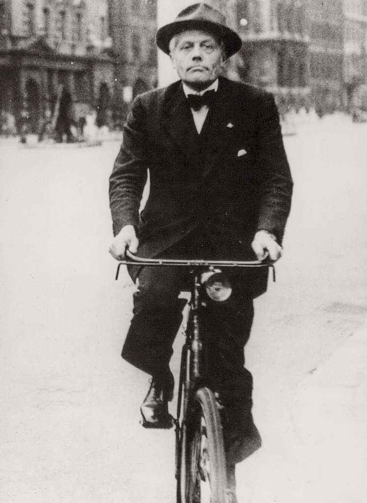 J. Christmas Møller på cykel i London (DH001924) - PICRYL - Domain Media Engine Domain Search