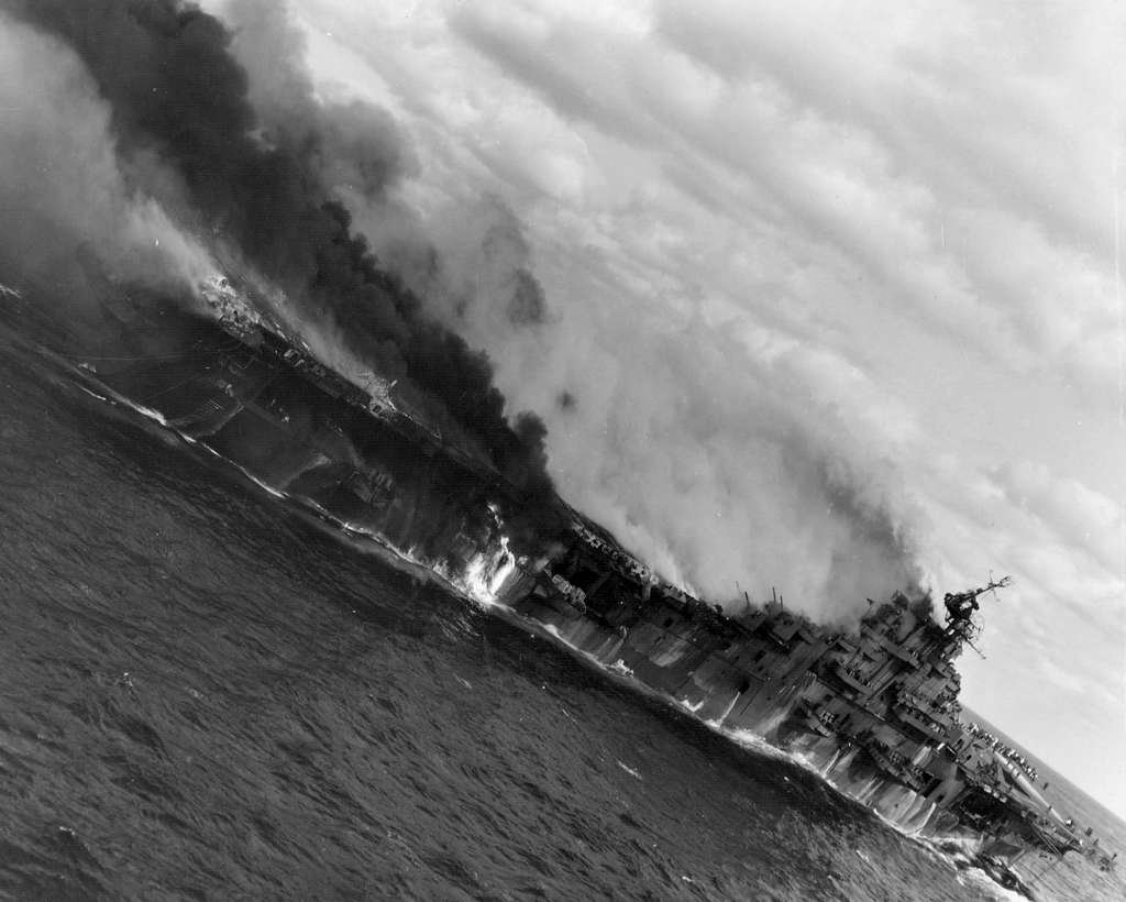 USS Franklin (CV-13) burning off Japan aft view 1945 - PICRYL - Public ...