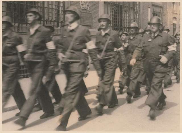 8 Mei 1945, Leden Van De Binnenlandse Strijdkrachten Marcheren Door De ...