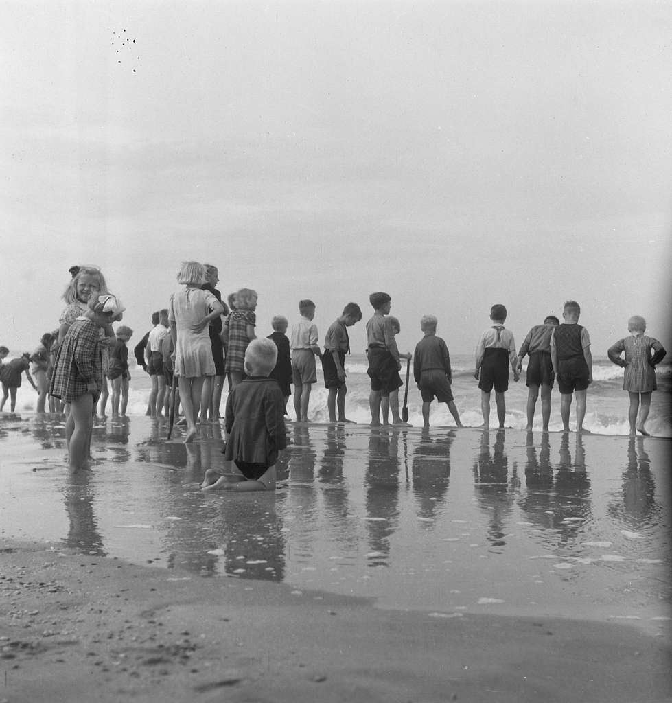 Grote groep kinderen op het strand bij de branding - PICRYL Public ...