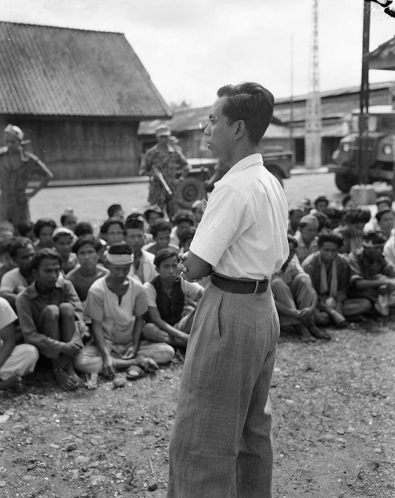 Een Indonesische Man Spreekt Een Groep Krijgsgevangenen Of Arrestanten ...